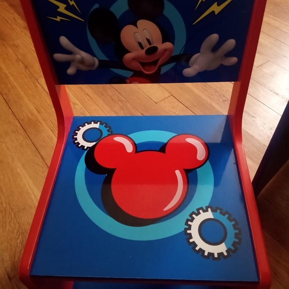 Mickey Mouse table and chairs - Picture 6 of 7